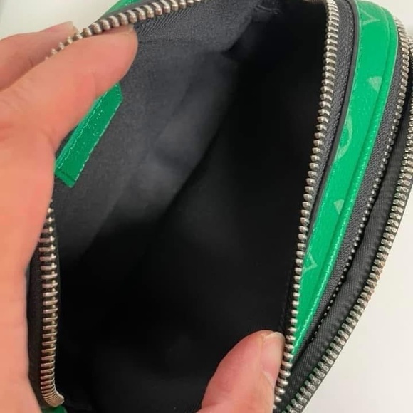 Louis Vuitton Authentic Alpha Wearable Wallet Bag in
Taigarama (Unisex) - Picture 7 of 16